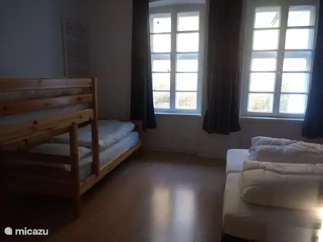 Location de Vacances Allemagne, Sauerland, Siedlinghausen - Winterberg, manoir / château - Jagdschloss Siedlinghausen 16 pers. 1er étage : grande chambre avec 2 lits simples et 1 lit superposé