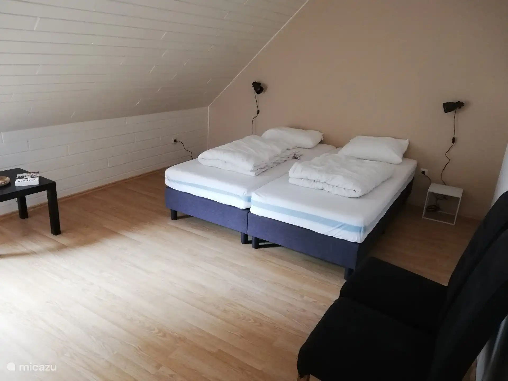 2. Etage: 2 Einzelbetten, Kinderbett und Kleiderschrank