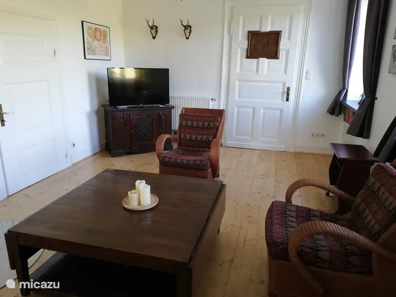 BG: Im Wohnzimmer, gefolgt vom Spielzimmer, gibt es einen Fernseher, der niederländische Kanäle empfangen kann.