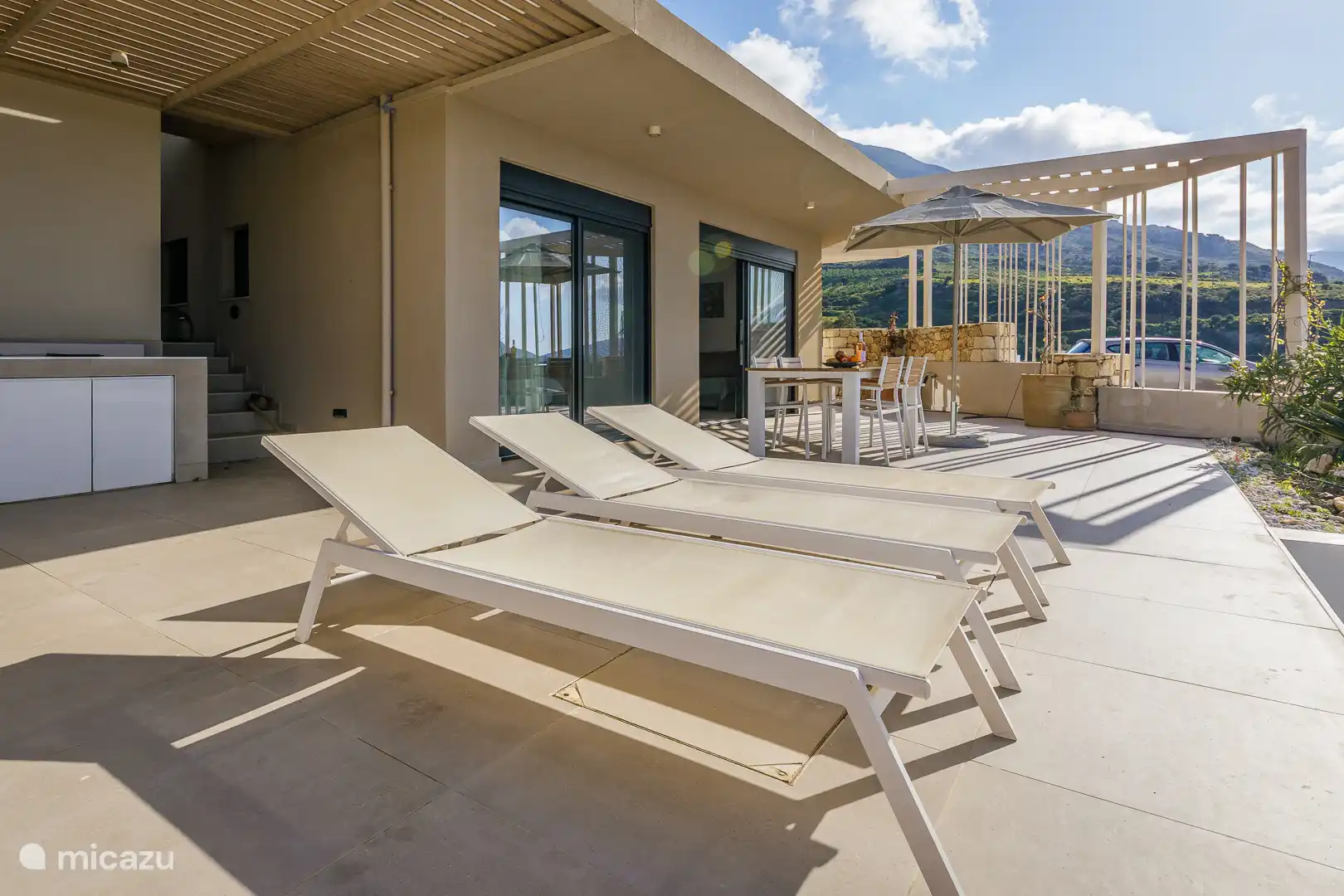 Viele Sonnenliegen am Pool