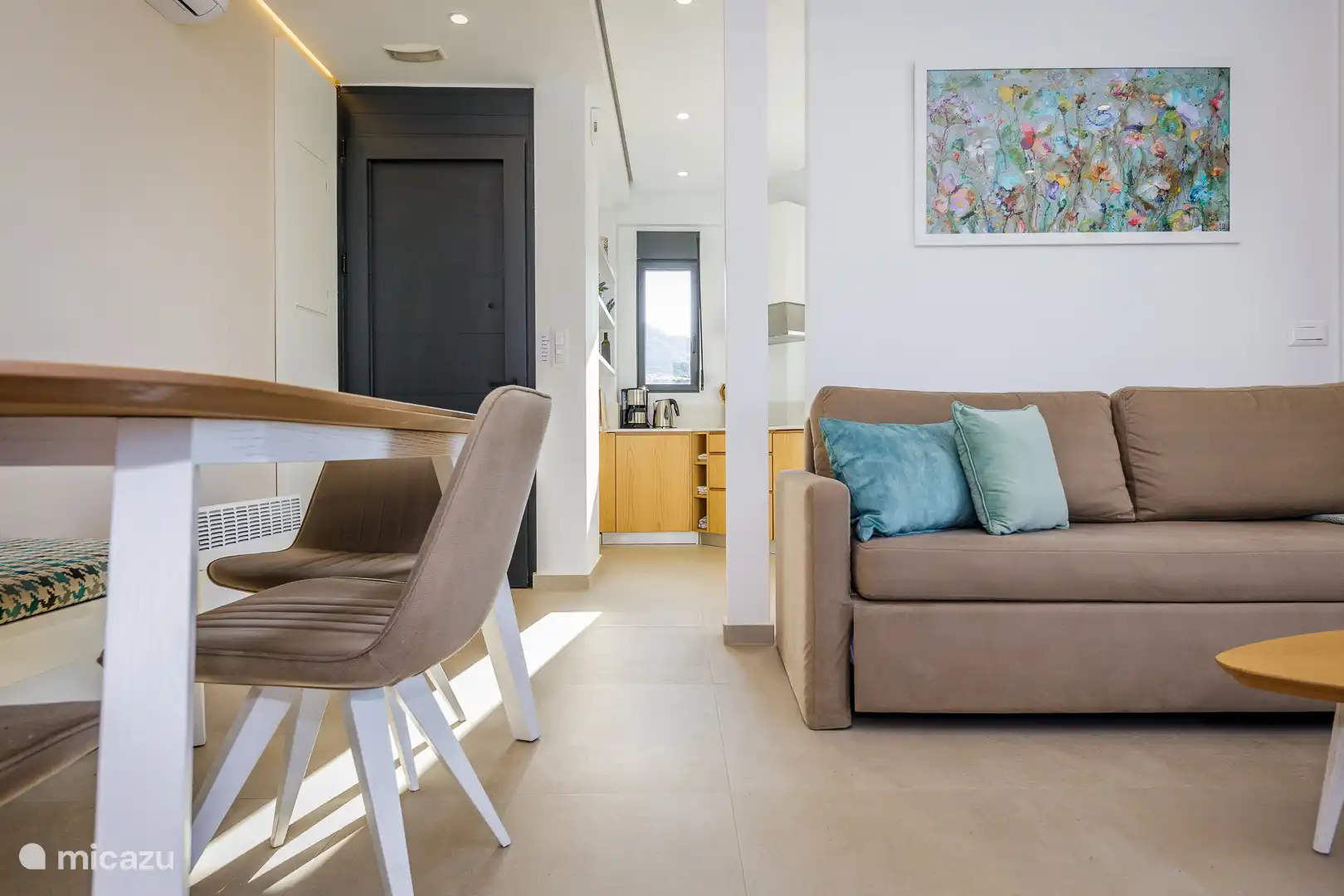 Ein Blick vom Wohnzimmer in die Küche