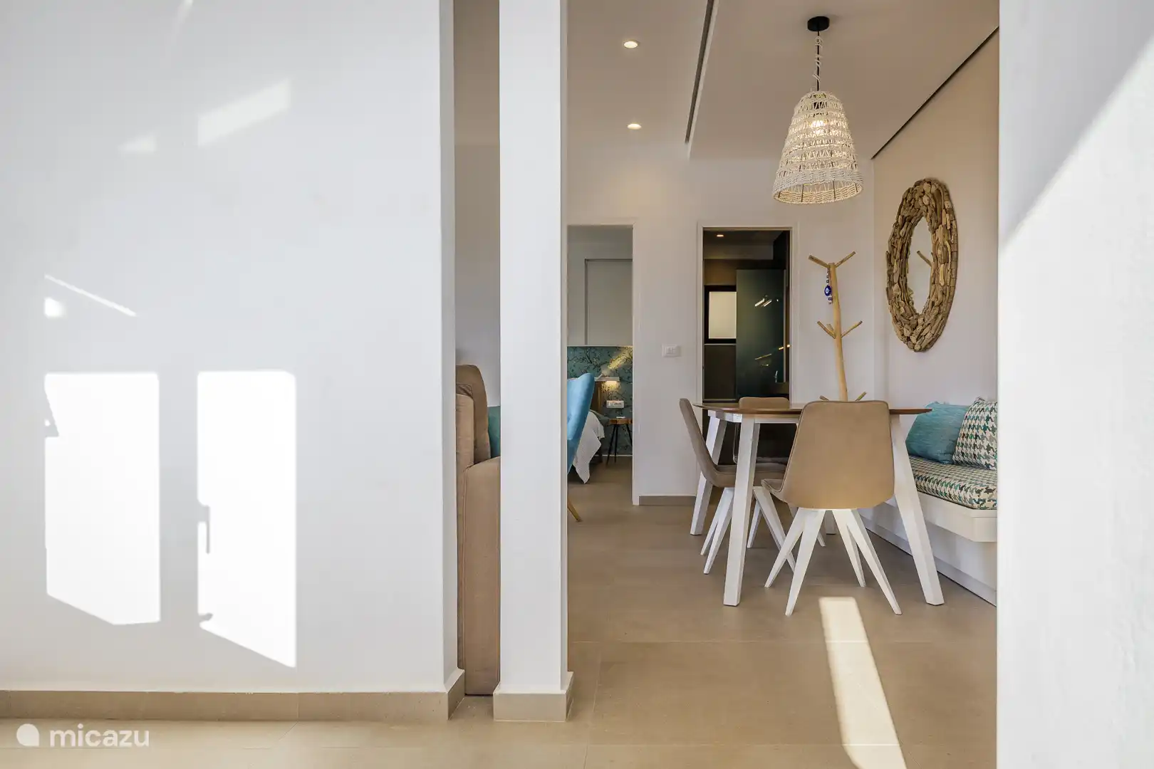 Von der Küche aus haben Sie einen Blick auf den Essbereich