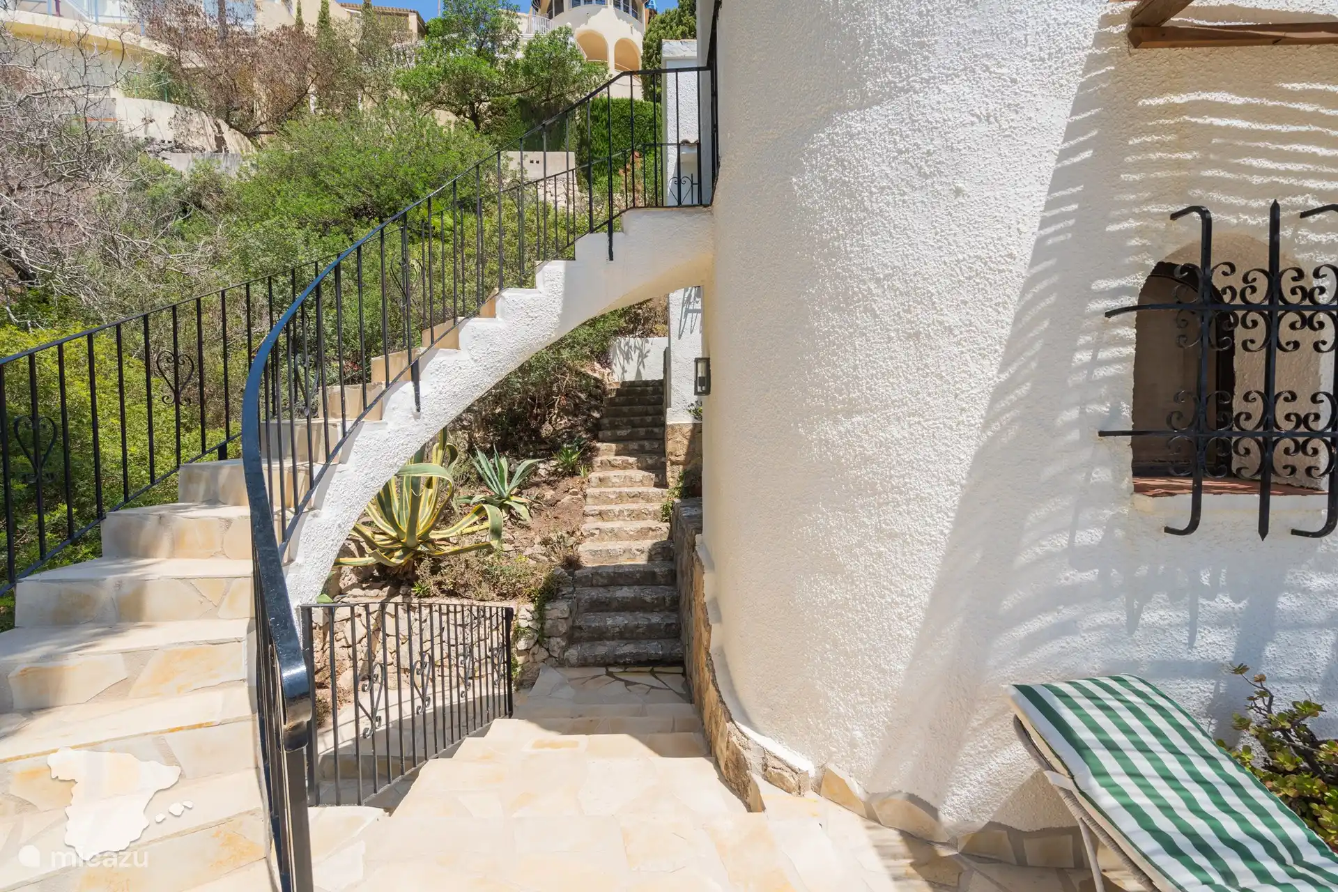 Escalier menant à l’étage inférieur