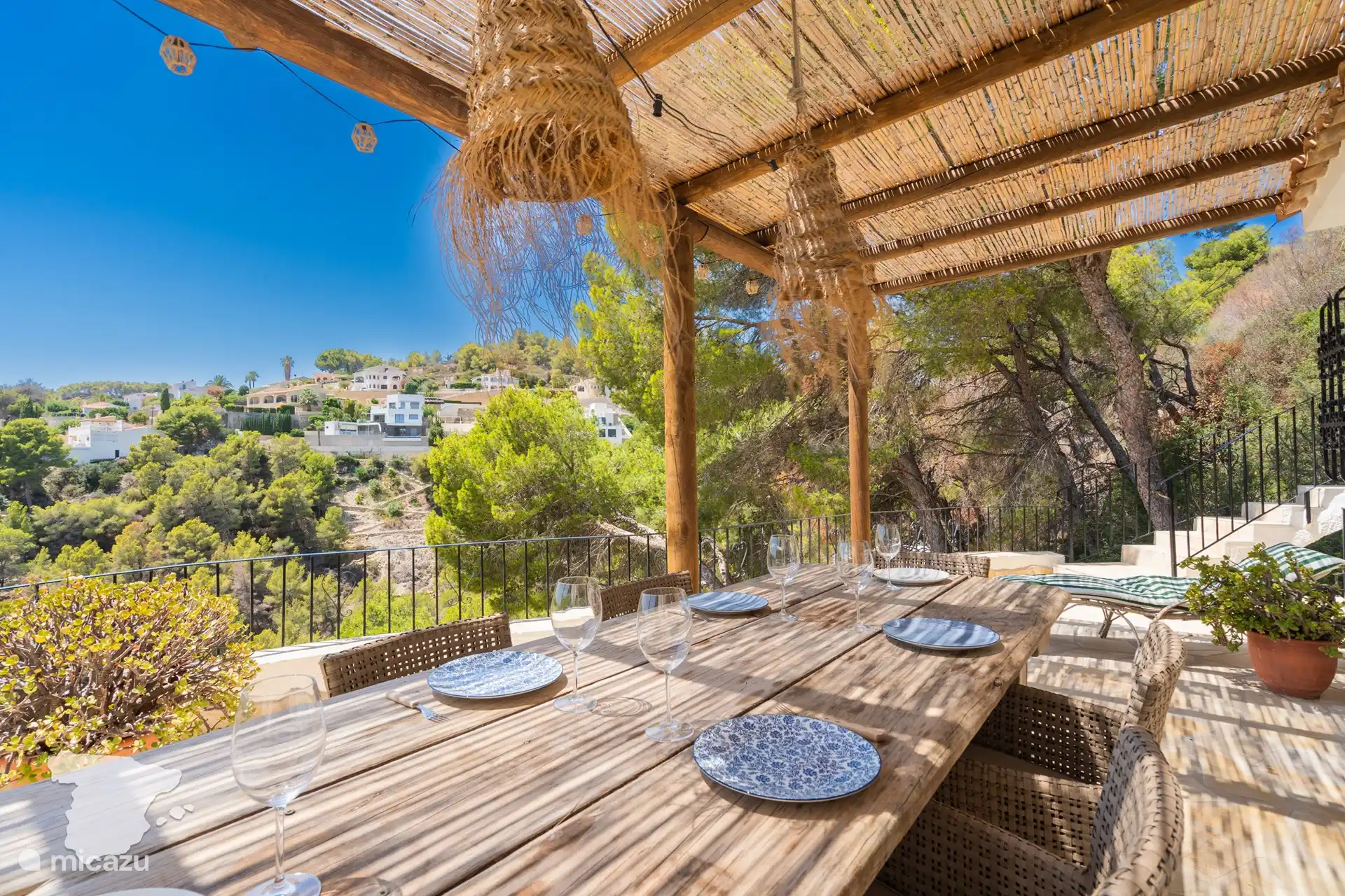 Terrasse au rez-de-chaussée avec belle vue !