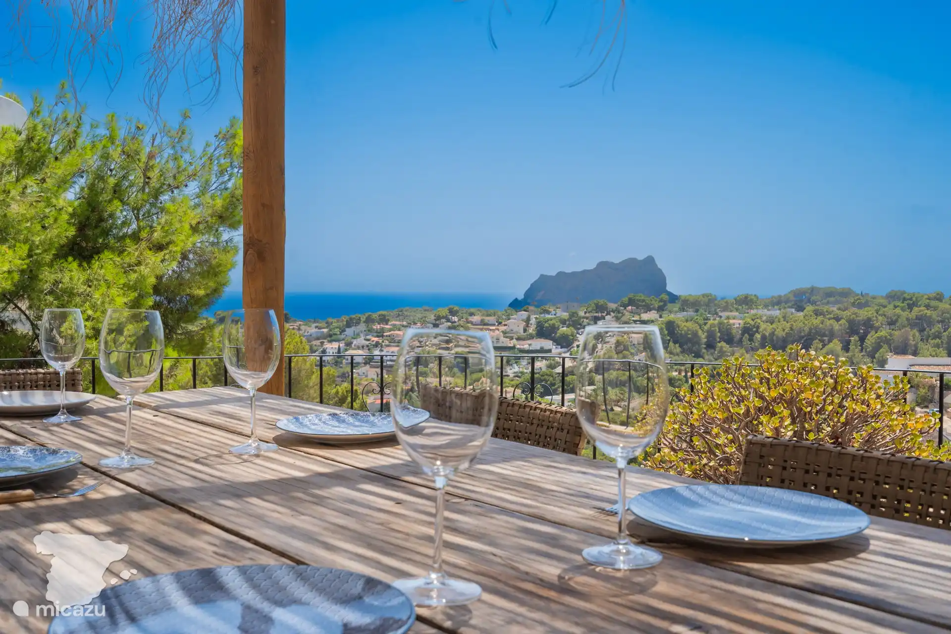 Terrasse au rez-de-chaussée avec belle vue !