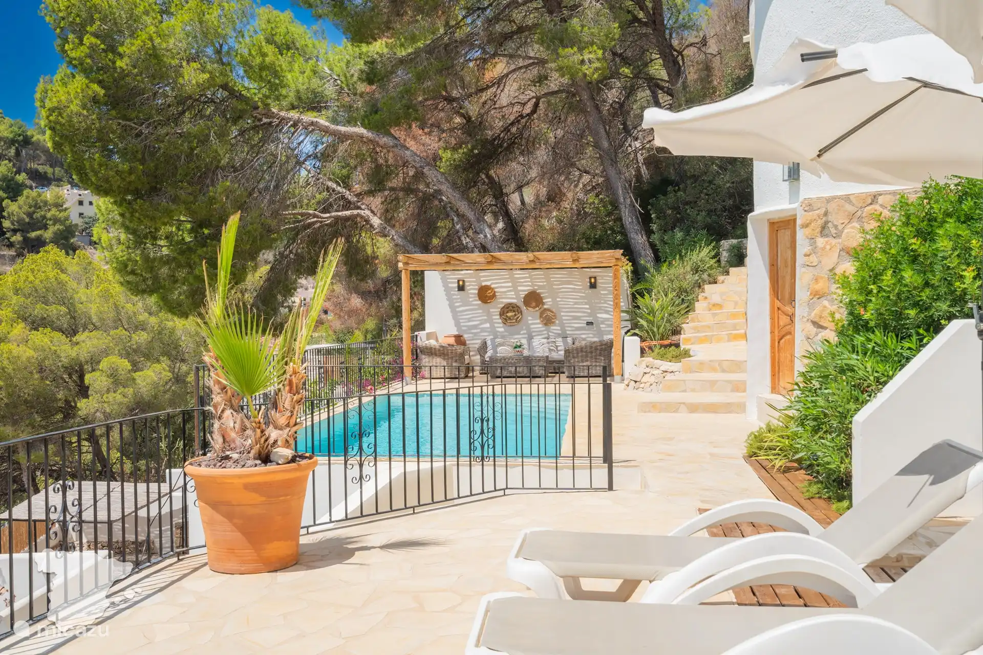 Terrasse au niveau de la piscine