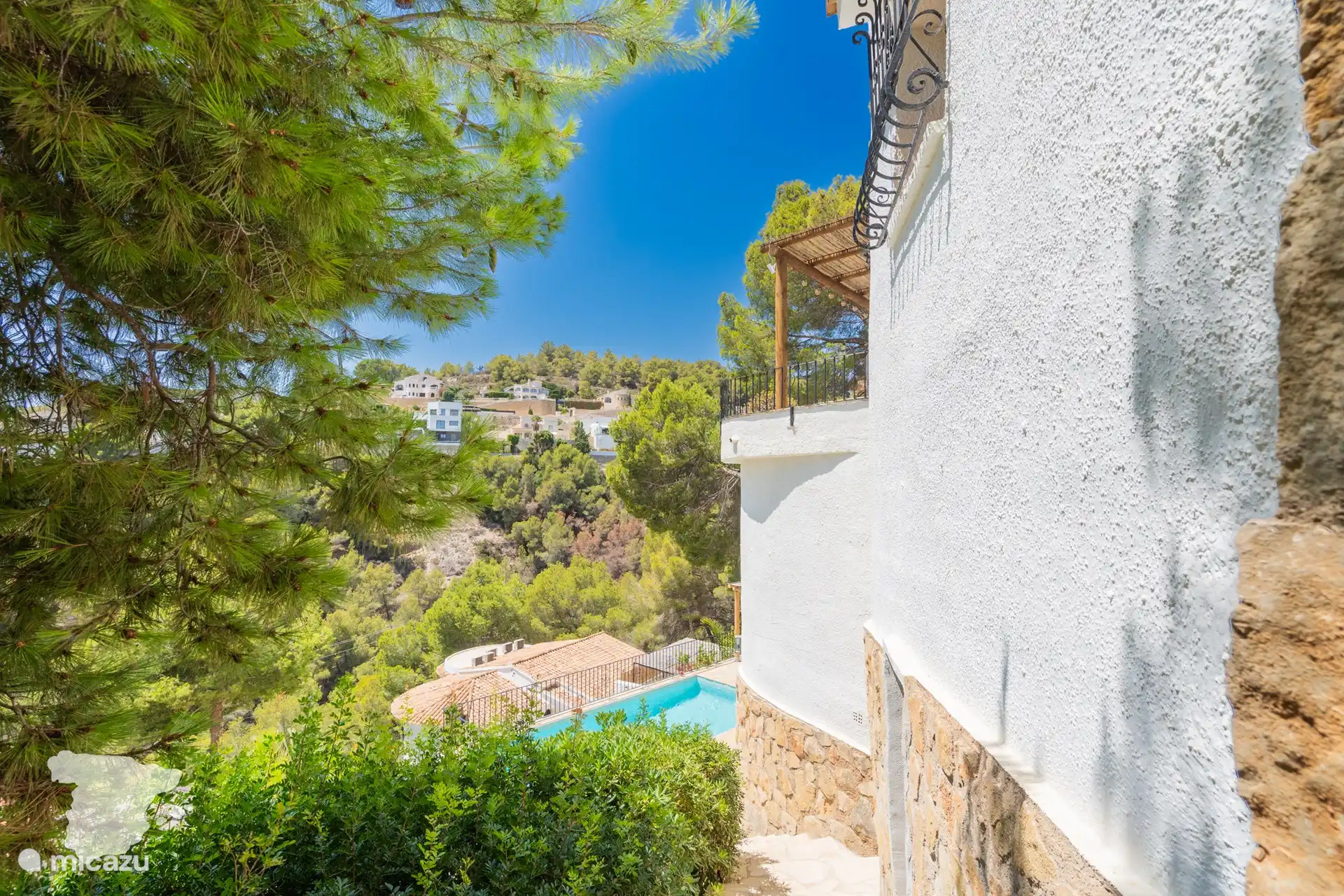 Vue le long de la maison