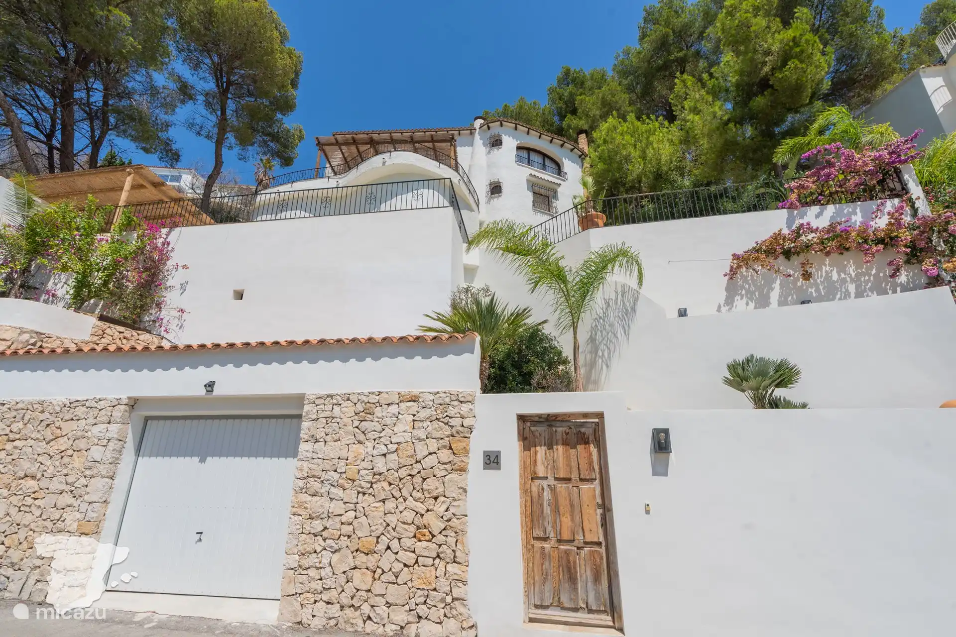 Vue de face en bas de la rue