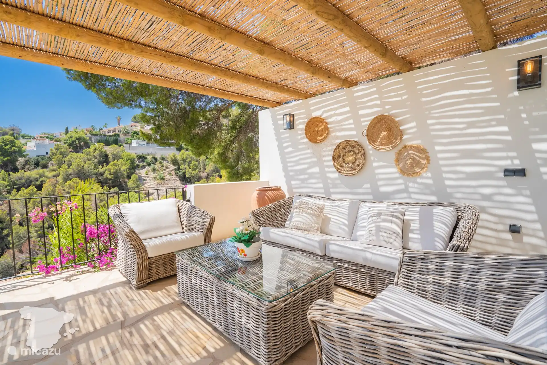 Espace salon au niveau de la piscine