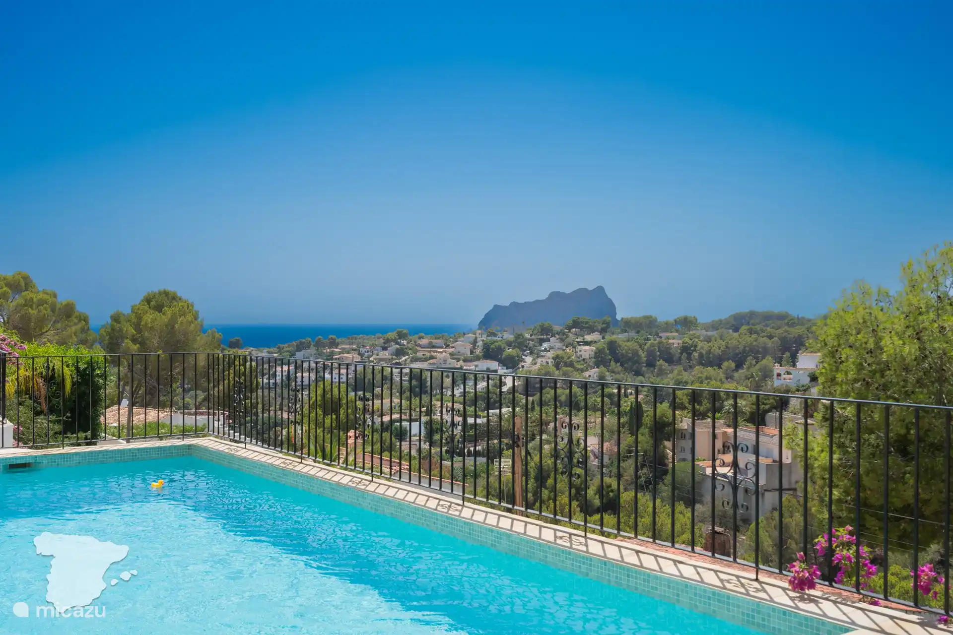 Vue imprenable depuis la terrasse au niveau de la piscine