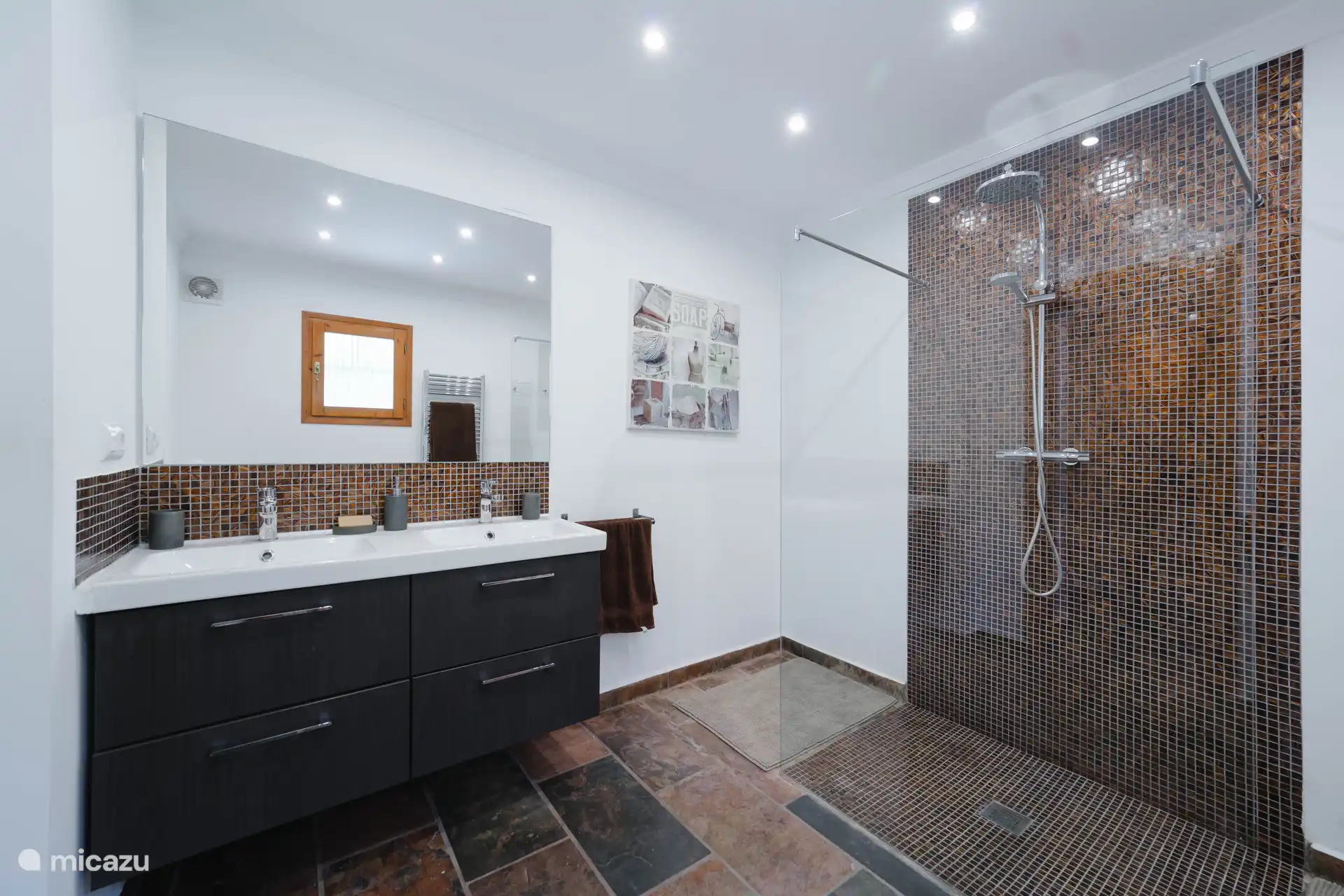 En-suite Duschbad zum Hauptschlafzimmer