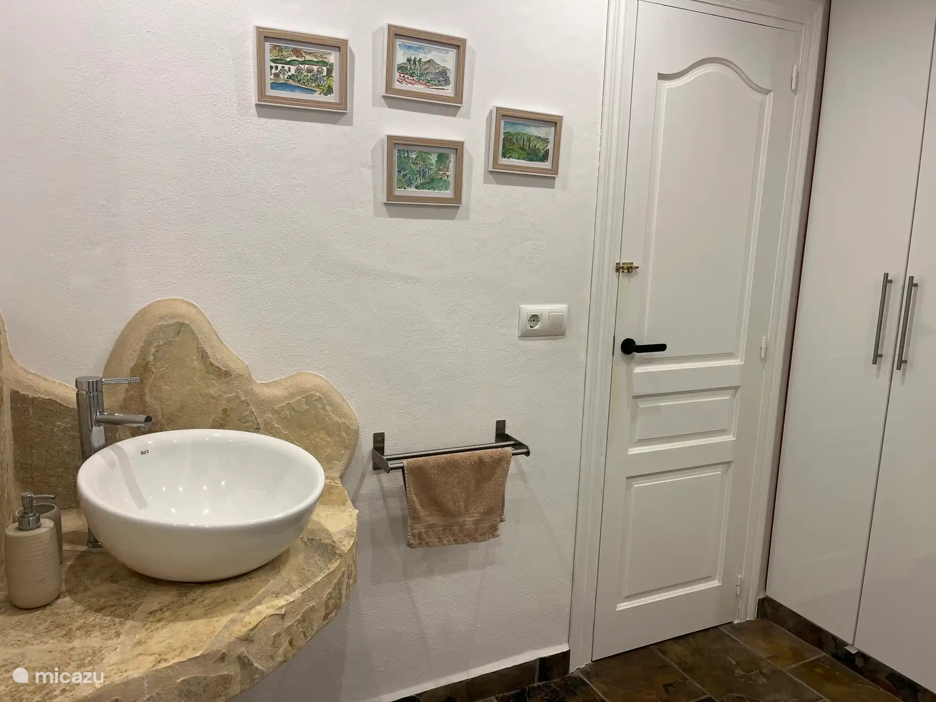 Badezimmer, Schlafzimmer 2 (Dusche, Waschbecken und Toilette)