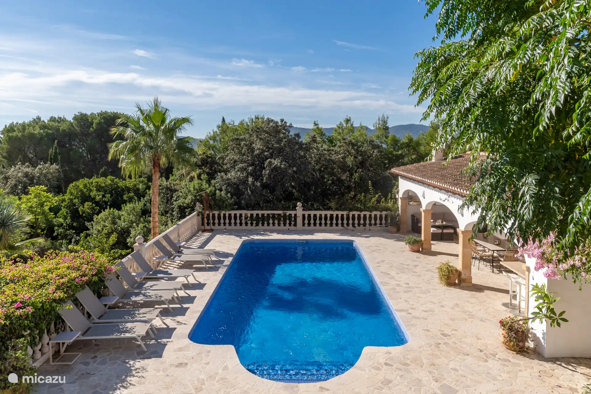 Die Villa, ihr Garten und das Schwimmbecken werden nicht übersehen und garantieren den Bewohnern völlige Privatsphäre!