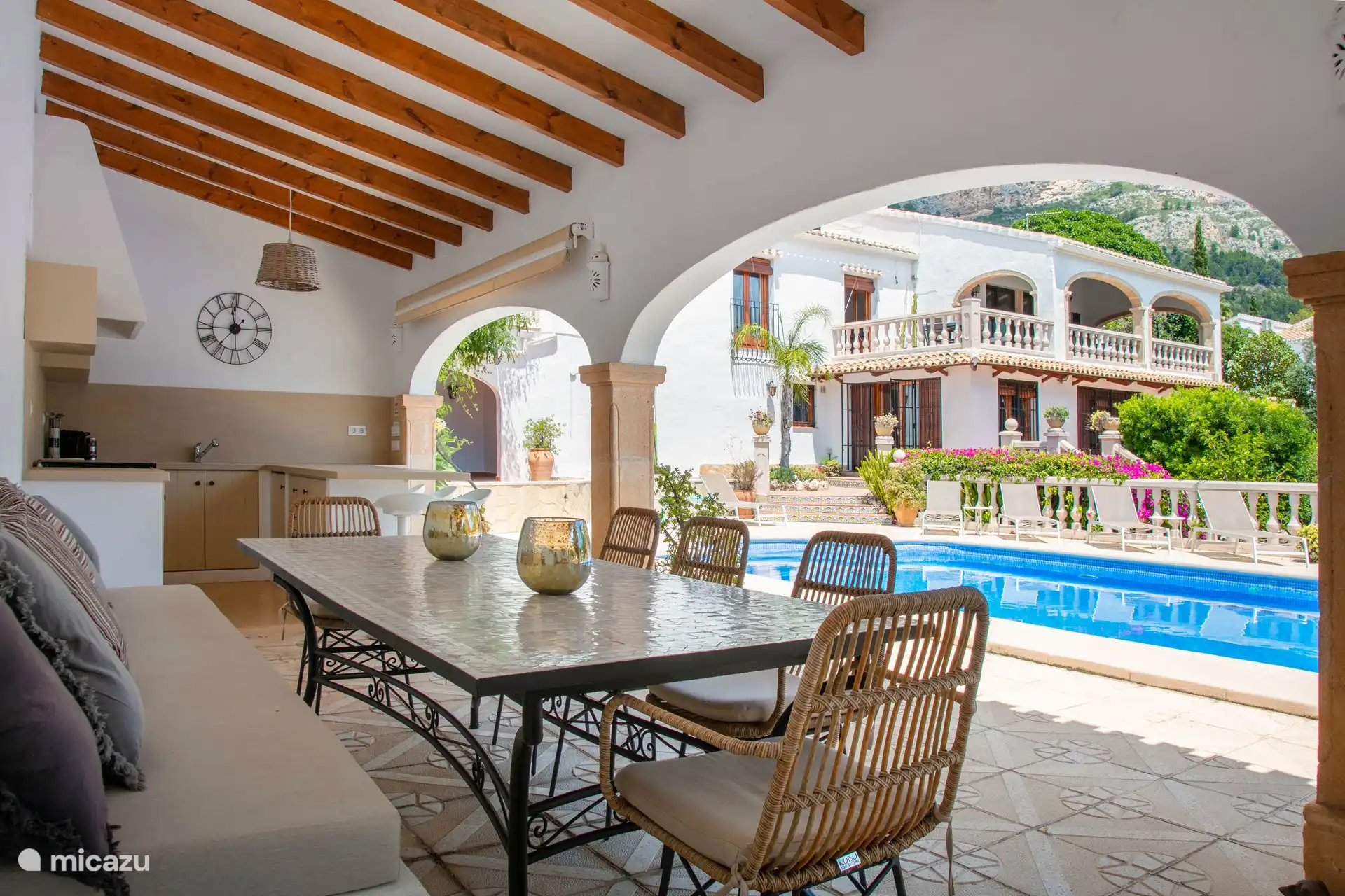 Außenküche mit Kühlschrank, Geschirrspüler und großem Backofen