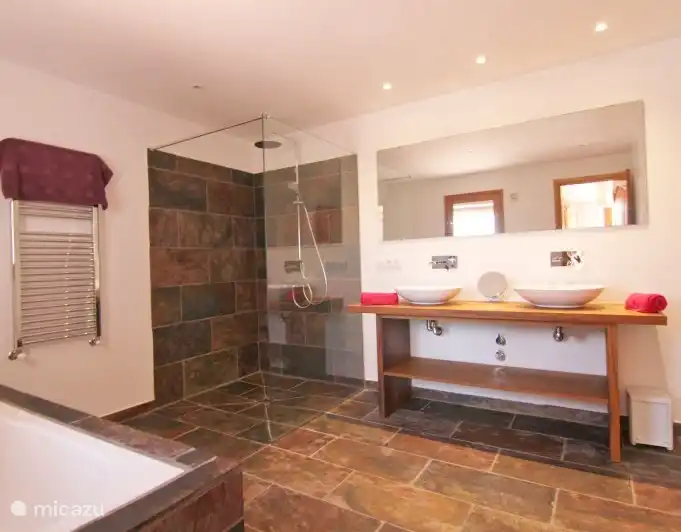 Badezimmer im Schlafzimmer 4 