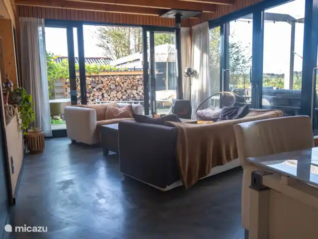 Dunas de Egmond en Países Bajos, Holanda del Norte, Egmond-Binnen - bungaló Salón