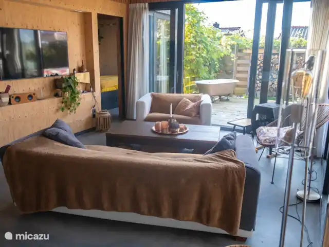 Dunas de Egmond en Países Bajos, Holanda del Norte, Egmond-Binnen - bungaló Salón