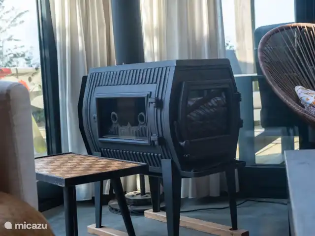Dunas de Egmond en Países Bajos, Holanda del Norte, Egmond-Binnen - bungaló estufa de chimenea