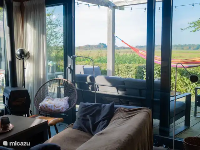 Dunas de Egmond en Países Bajos, Holanda del Norte, Egmond-Binnen - bungaló Salón