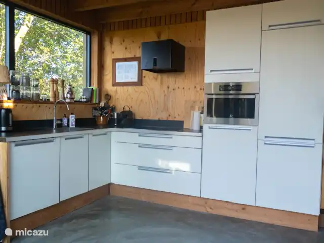 Dunas de Egmond en Países Bajos, Holanda del Norte, Egmond-Binnen - bungaló cocina