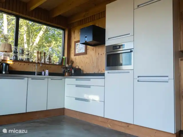 Dunas de Egmond en Países Bajos, Holanda del Norte, Egmond-Binnen - bungaló cocina