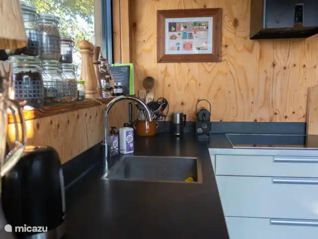 Dunas de Egmond en Países Bajos, Holanda del Norte, Egmond-Binnen - bungaló cocina