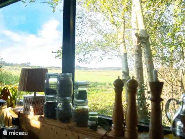 Dunas de Egmond en Países Bajos, Holanda del Norte, Egmond-Binnen - bungaló Cocina con vistas