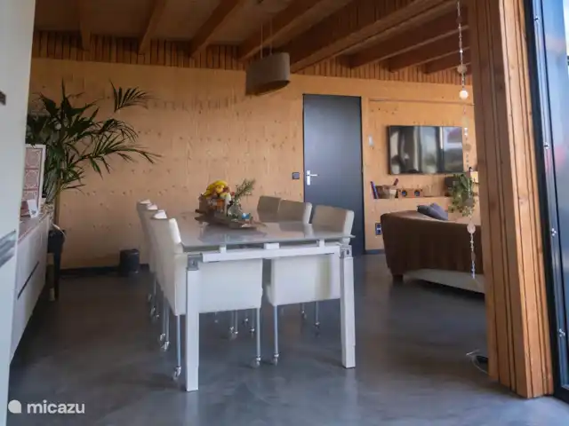 Dunas de Egmond en Países Bajos, Holanda del Norte, Egmond-Binnen - bungaló Comedor