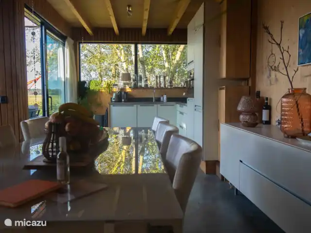 Dunas de Egmond en Países Bajos, Holanda del Norte, Egmond-Binnen - bungaló Comedor