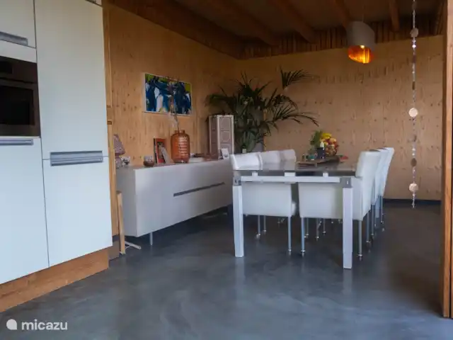 Dunas de Egmond en Países Bajos, Holanda del Norte, Egmond-Binnen - bungaló Comedor