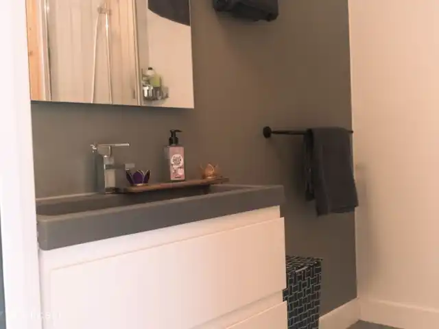 Dunas de Egmond en Países Bajos, Holanda del Norte, Egmond-Binnen - bungaló baño