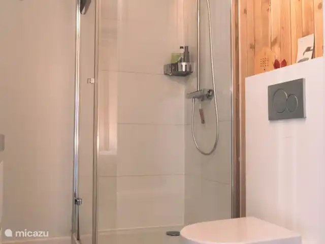 Dunas de Egmond en Países Bajos, Holanda del Norte, Egmond-Binnen - bungaló baño