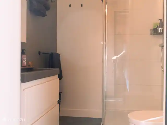 Dunas de Egmond en Países Bajos, Holanda del Norte, Egmond-Binnen - bungaló baño