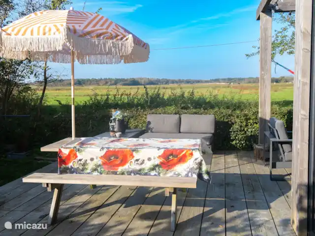 Dunas de Egmond en Países Bajos, Holanda del Norte, Egmond-Binnen - bungaló afuera