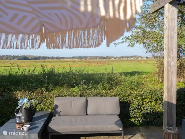 Dunas de Egmond en Países Bajos, Holanda del Norte, Egmond-Binnen - bungaló afuera