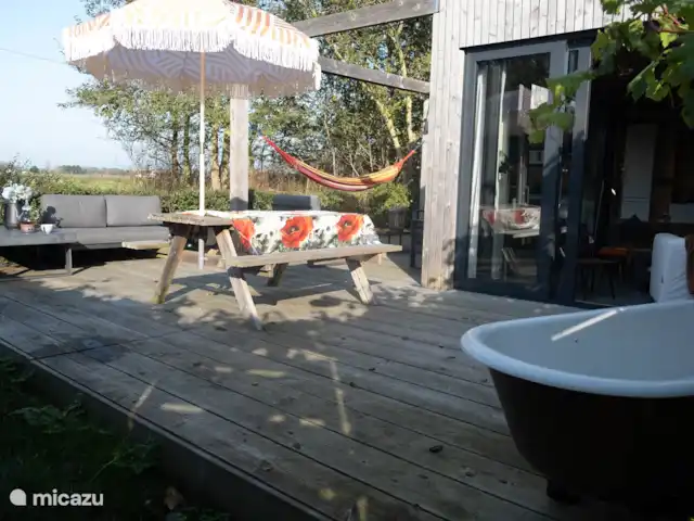 Dunas de Egmond en Países Bajos, Holanda del Norte, Egmond-Binnen - bungaló afuera