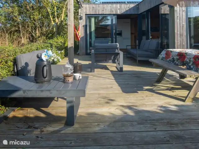 Dunas de Egmond en Países Bajos, Holanda del Norte, Egmond-Binnen - bungaló afuera