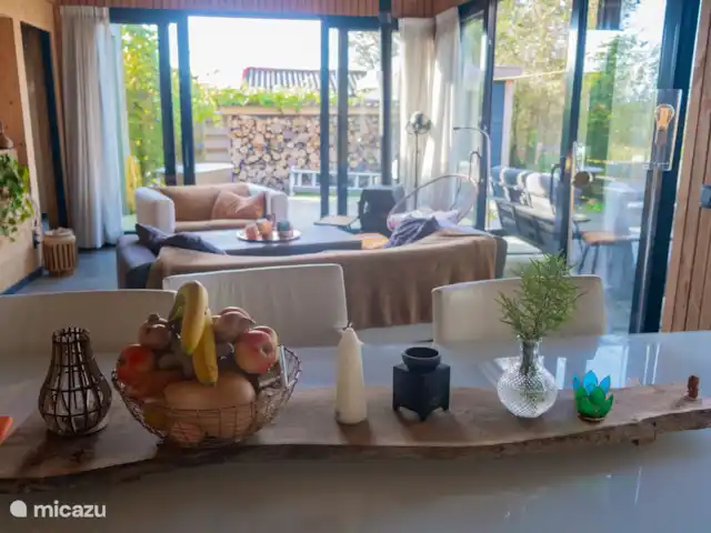 Dunas de Egmond en Países Bajos, Holanda del Norte, Egmond-Binnen - bungaló Comedor