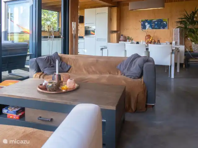 Dunas de Egmond en Países Bajos, Holanda del Norte, Egmond-Binnen - bungaló Salón