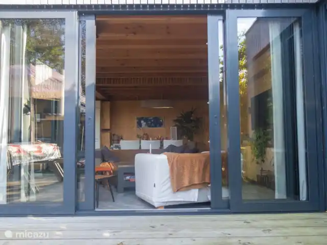 Dunas de Egmond en Países Bajos, Holanda del Norte, Egmond-Binnen - bungaló puertas correderas