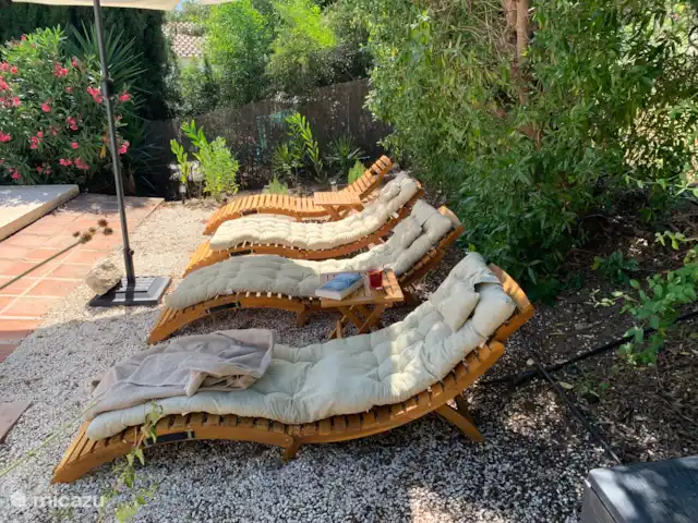 Cortijo el Caracol | Espagne, Andalousie, Viñuela - maison de vacances Les nouveaux transats de Cortijo el Caracol, vous voyez-vous lire un livre ici ?