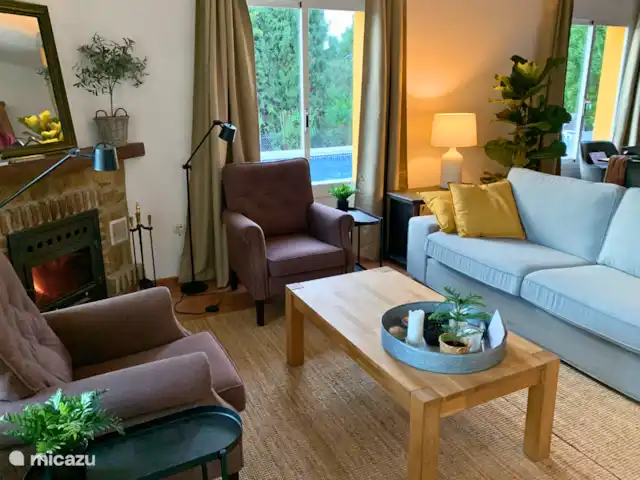 Cortijo el Caracol | Espagne, Andalousie, Viñuela - maison de vacances Le salon confortable avec un coin salon confortable et une cheminée. Saviez-vous que Cortijo el Caracol est également très adapté pour la période hivernale ?