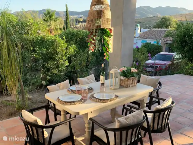Cortijo el Caracol | Espagne, Andalousie, Viñuela - maison de vacances Profitez d’un long dîner à l’extérieur sous la véranda couverte.