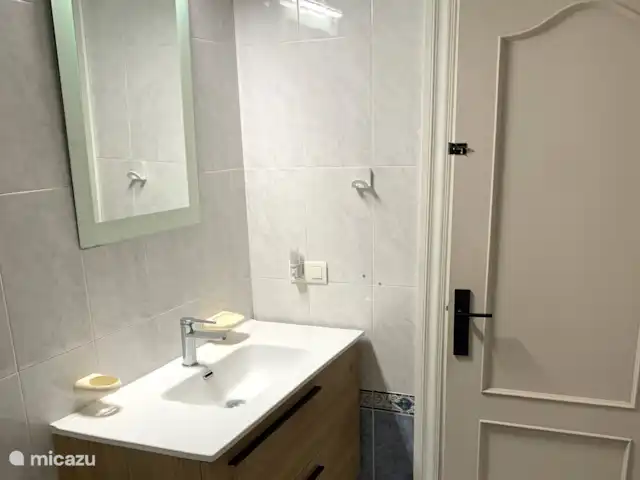 Cortijo el Caracol | Espagne, Andalousie, Viñuela - maison de vacances Salle de bain avec baignoire-douche, lavabo et toilettes.