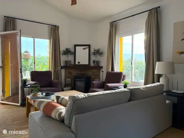 Cortijo el Caracol | Espagne, Andalousie, Viñuela - maison de vacances Le salon confortable avec poêle