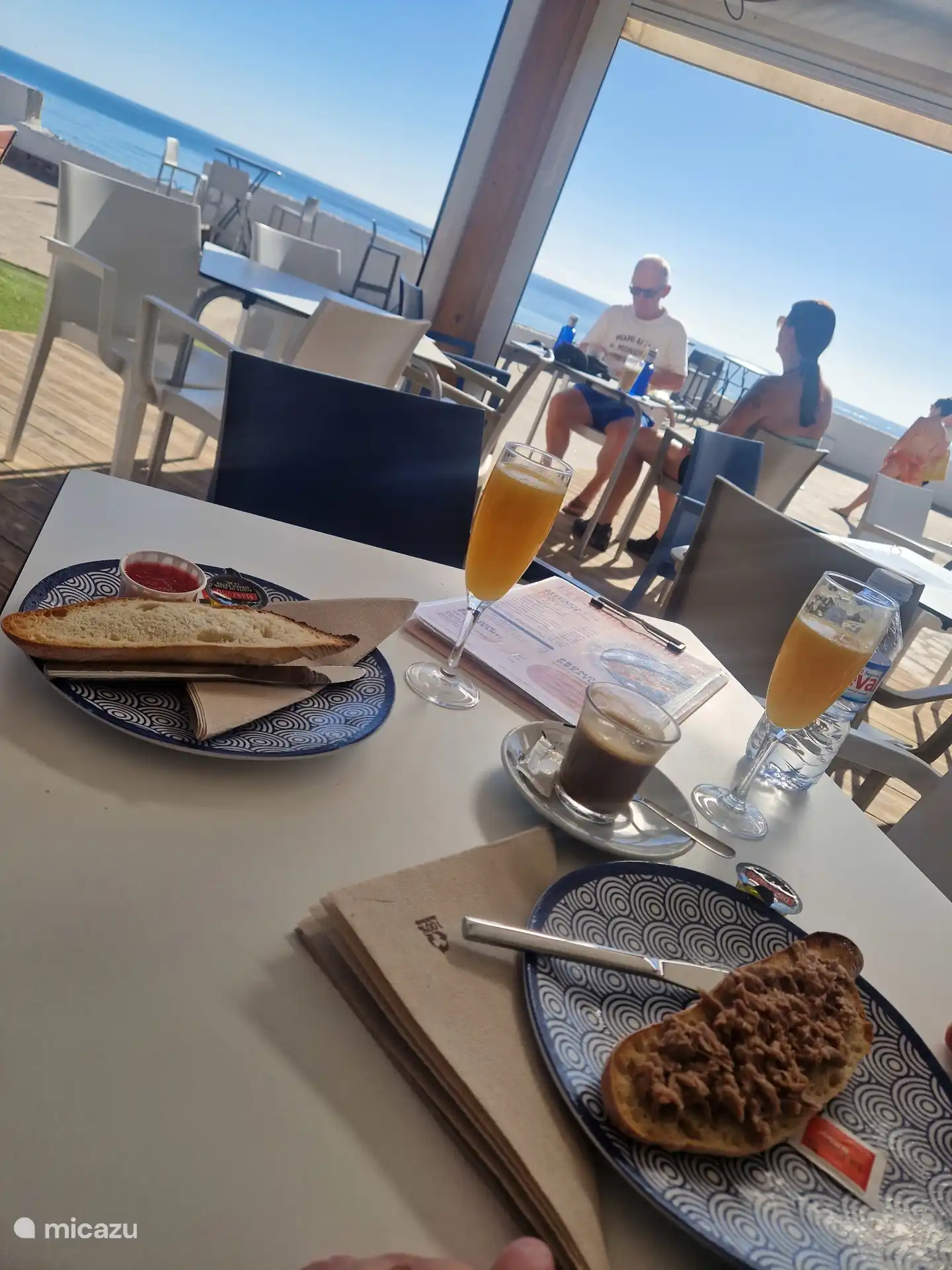 Prenez un bon petit-déjeuner dans un chiringuito sur la plage