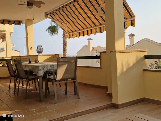Casa van der Horst | Espagne, Costa Blanca, Dehesa de Campoamor - appartement La belle terrasse ensoleillée à l’arrière de l’appartement.