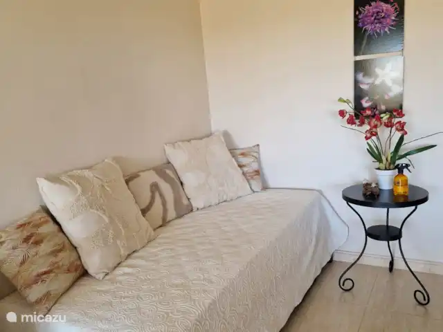 Casa van der Horst | Espagne, Costa Blanca, Dehesa de Campoamor - appartement Joli coin salon dans le salon. D’ici, vous avez une belle vue.