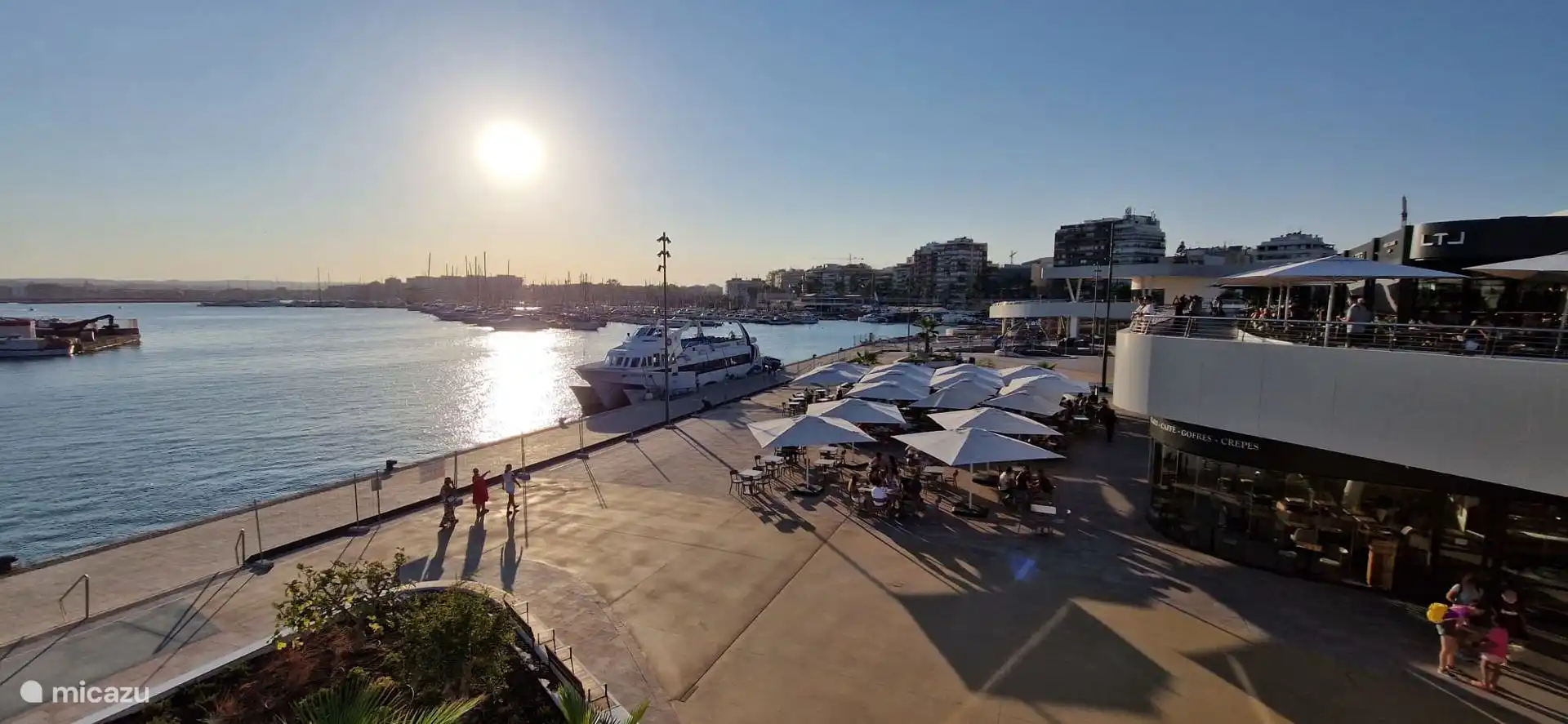 Le Paseo del Mar a ouvert en juillet 2026 près du port de Torrevieja avec de nombreux restaurants.