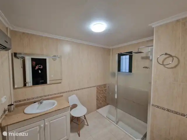 Casa van der Horst | Espagne, Costa Blanca, Dehesa de Campoamor - appartement Salle de bain 2 avec douche à l’italienne, lavabo et toilettes.